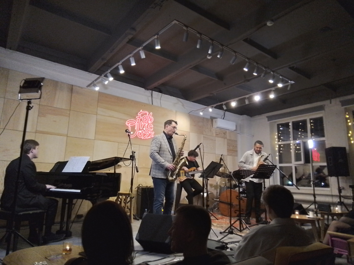 Гости из Екатеринбурга Денис Давыдов (саксофон справа) и Вячеслав Жижилев (рояль) вместе с тюменскими музыкантами