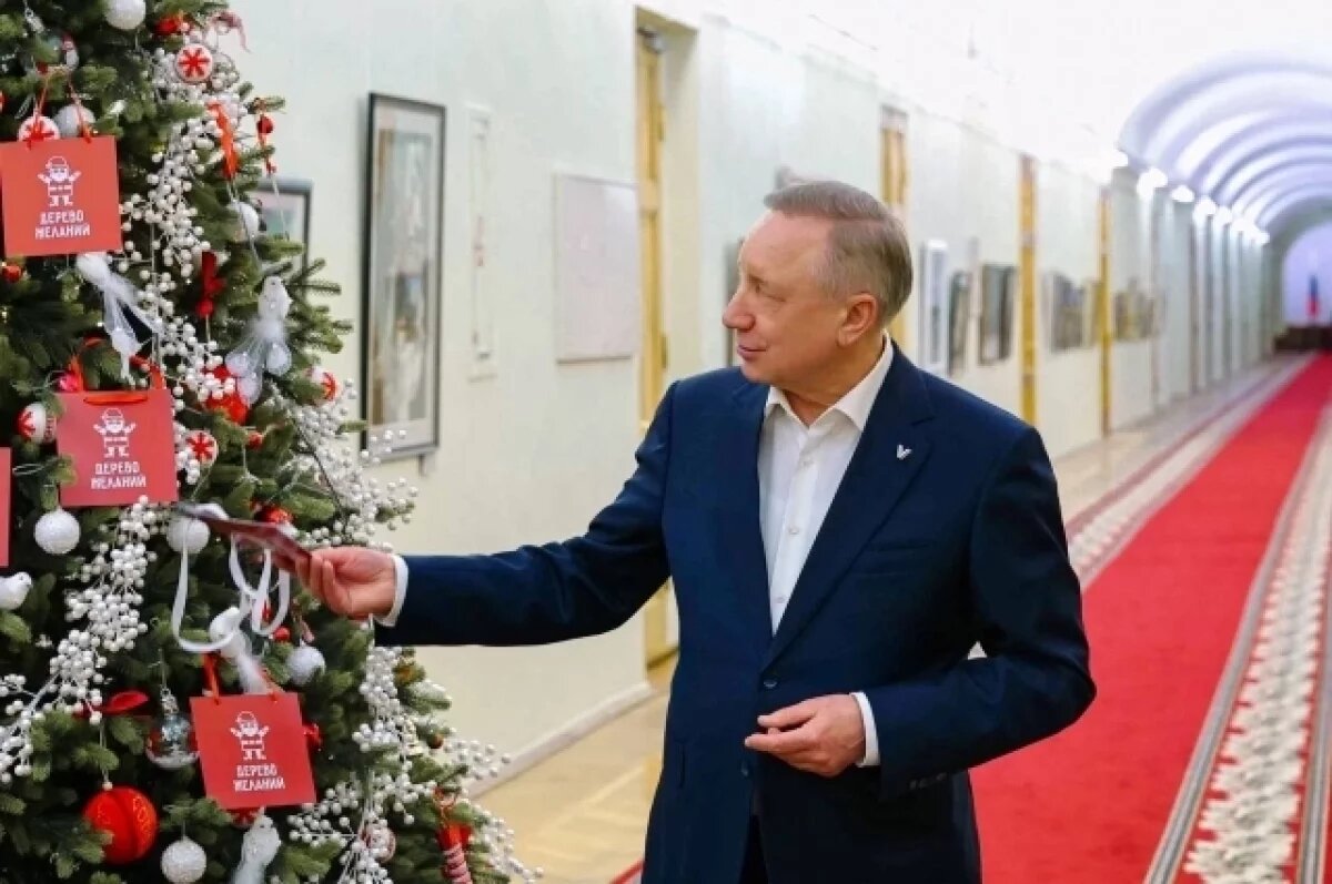    В Смольном сняли первые открытки с елки желаний