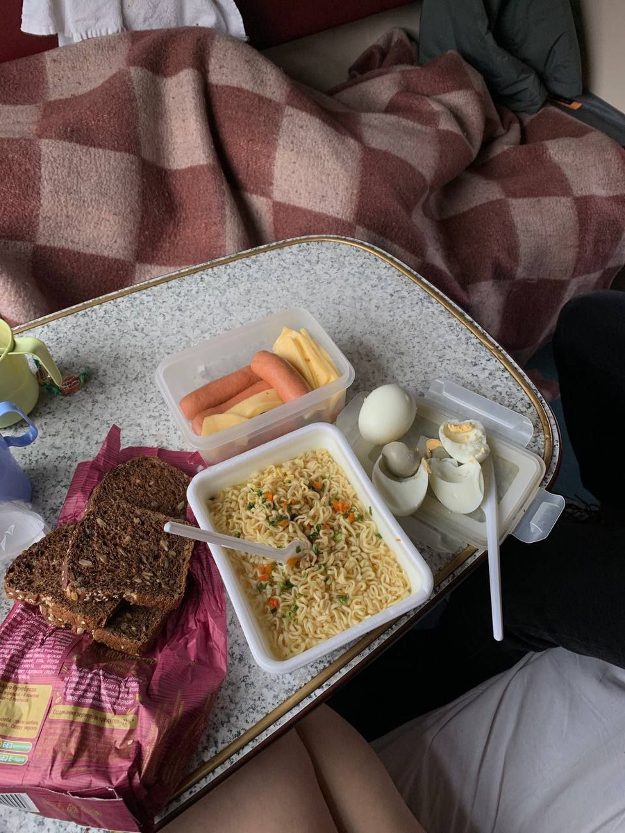 Уютный обед в поезде