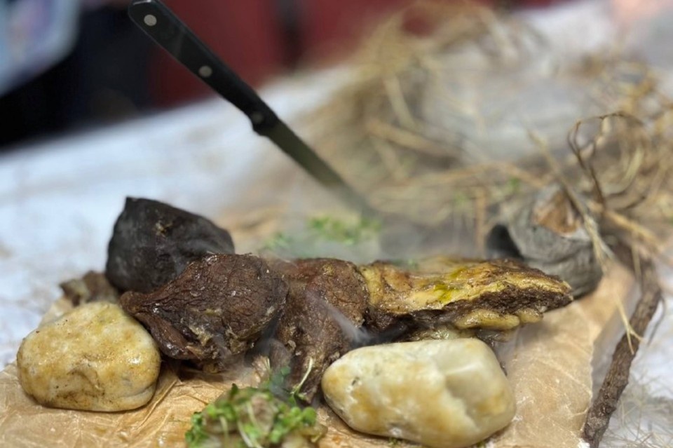    Любимое блюдо Чингисхана - хорхог, тушеное мясо с камнями. Фото: кафе "Ханский двор".