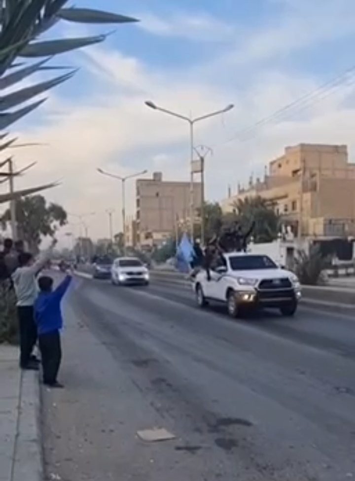 Курды занимают город, жители Дэйр-эз-Зора приветствуют их.