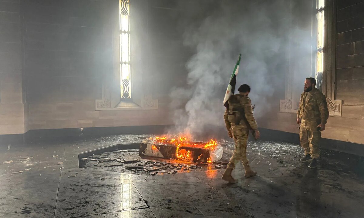 разрушенная могила Хофеза Асада. фото из сети.