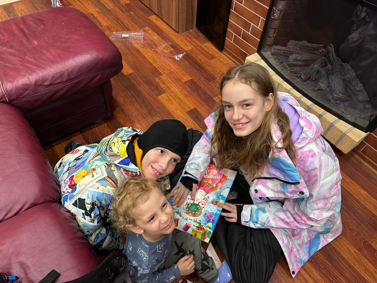 Помогают Артеме открыть Адвент. ЛИСТАЙТЕ --->