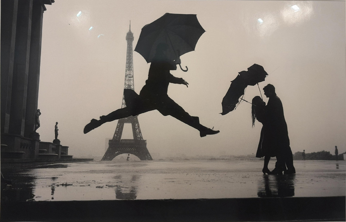 "Прыжок с Зонтом" Эплиотт Эрвитт, 1990 год. C-print. Собрание Фонда Still Art.