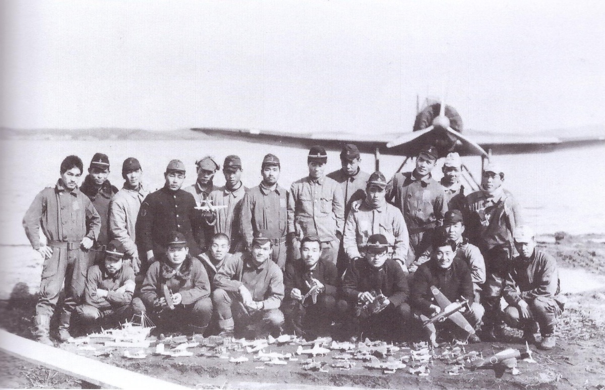 Старинные японские моделисты (фотография из Bunrindo Famous Airplanes of the World №207).