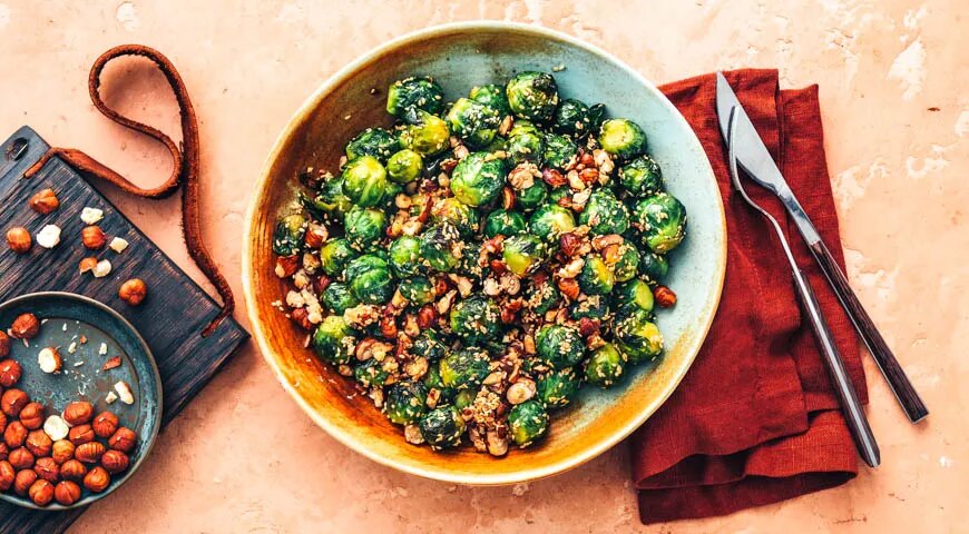   Брюссельская капуста с орехами и кунжутом