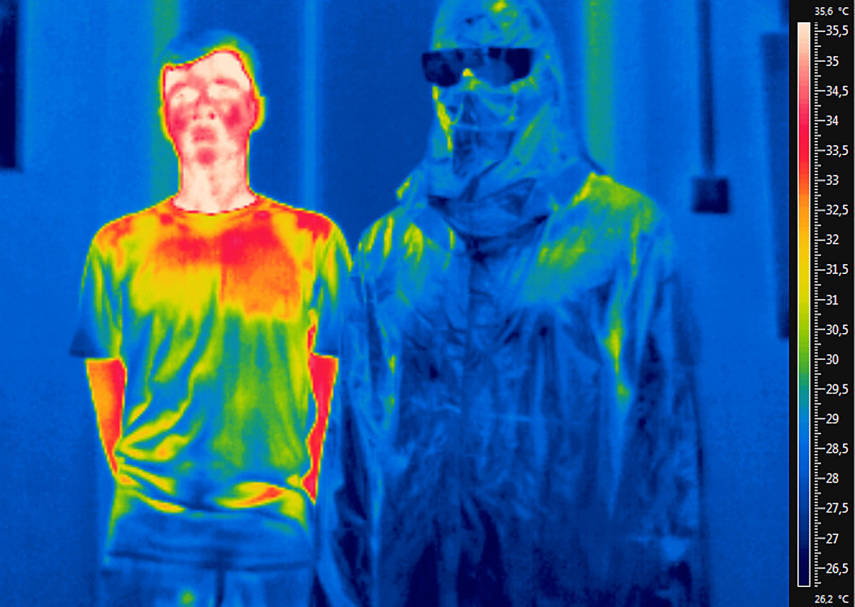 Сравнение видимости в тепловизор человек с теплоизоляционной накидкой и без