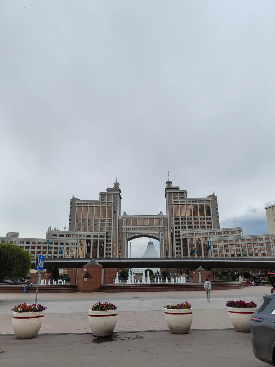 Самый центр, полдень, народу мало. Вдали выглядывает купол Хан Шатыр