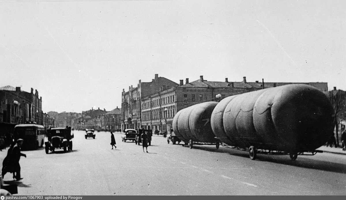 В то же время на снимке 1941 года слева вы можете увидеть часть ещё одного доходного дома. Он пониже, чем тот, что на прошлом фото. Никакого намёка на построенное жилое здание рядом нет. С другой стороны, качество не очень хорошее. Да и дом, возможно, просто не попал в кадр. С сайта www.pastvu.com.