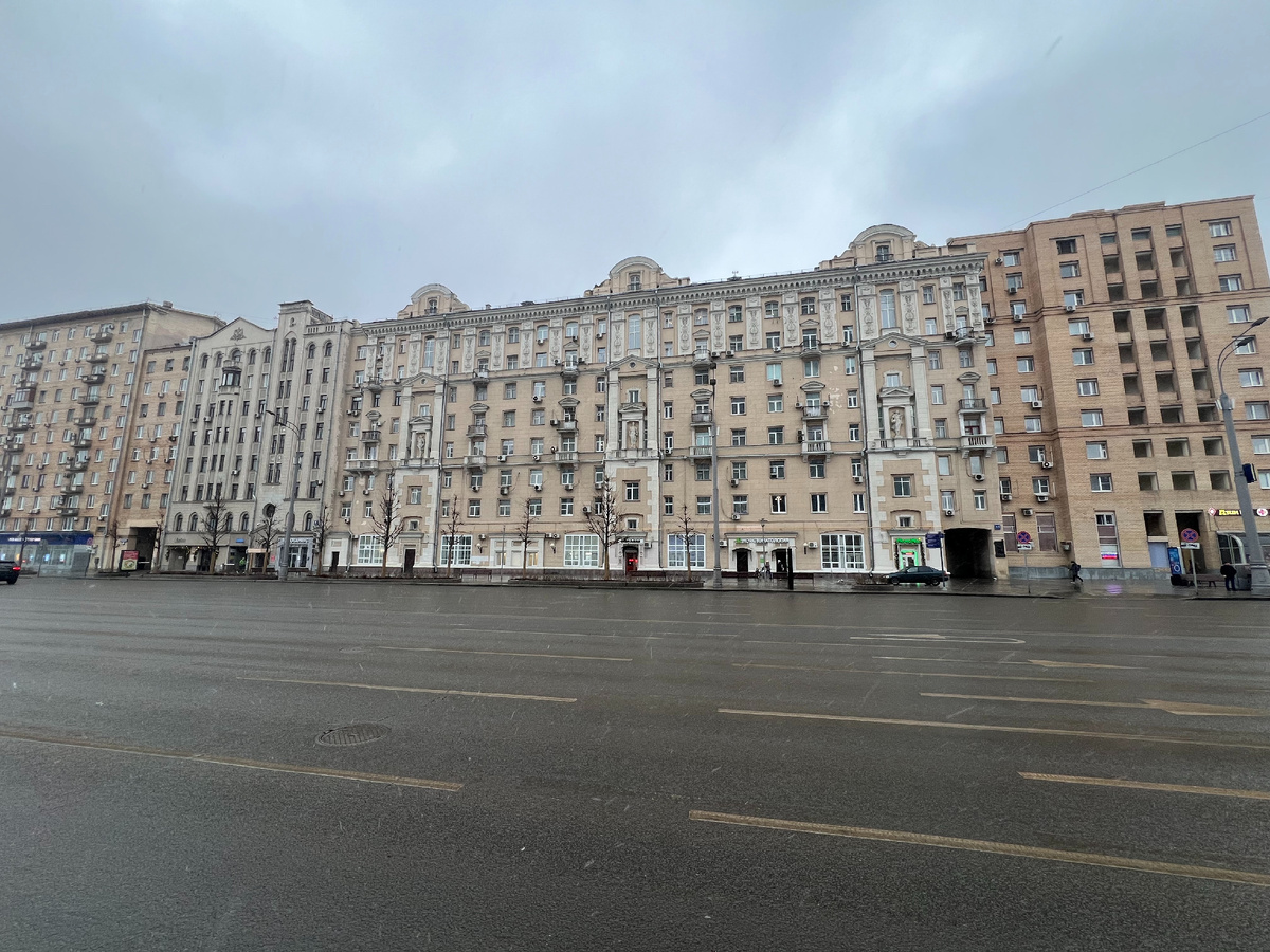 Здание №4-6с1 на Садовой-Каретной улице. Слева доходный дом 1910-х годов. Справа - более современное жилое здание, 2024. Фото моё.