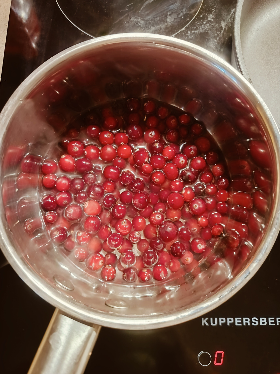 Варим клюкву.