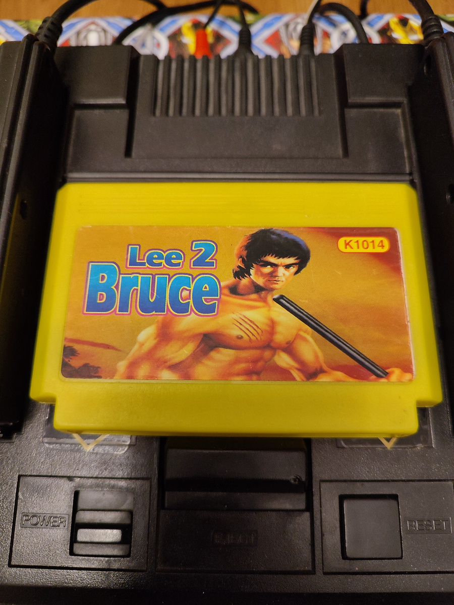 Фото сделаны мной. На фото игра Игра "Lee Bruce 2". Оригинал игры "Spartan X 2" был разработан Tamtex и издан Irem  в 1991г. для  Family Computer. Фото демонстрирует начальную заставку игры, а так же общий визуальный фон игры. Подробнее об этом рассказано в статье. Все материалы принадлежат правообладателям и размещены исключительно в информационных целях. 