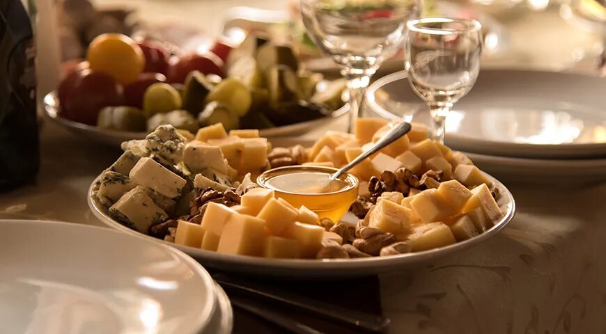   Полусухое шампанское прекрасно сочетается с различными сырами и орехами