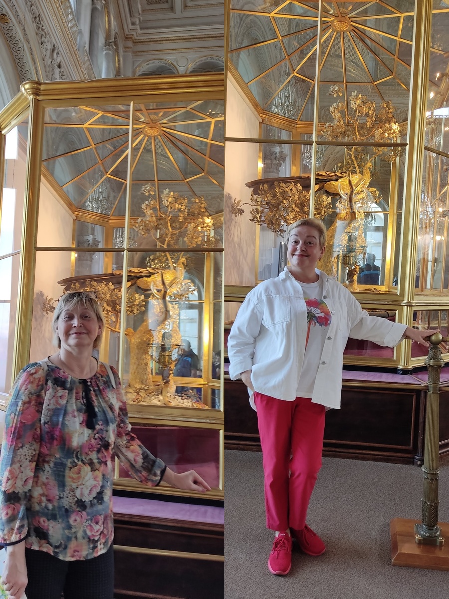 В витрине - знаменитый павлин.