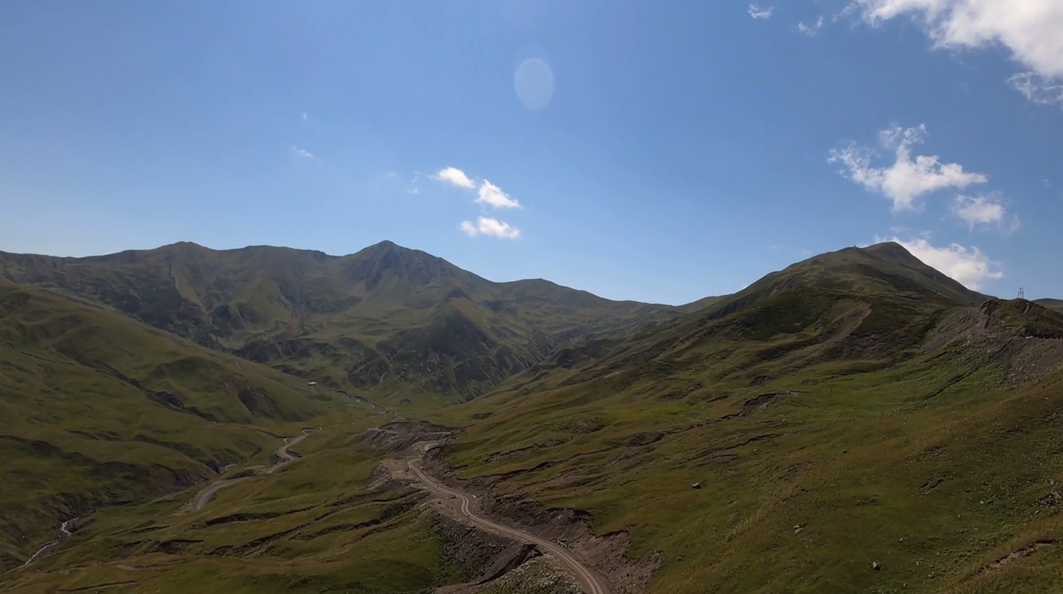 Там внизу течёт маленькая речка Аргун.