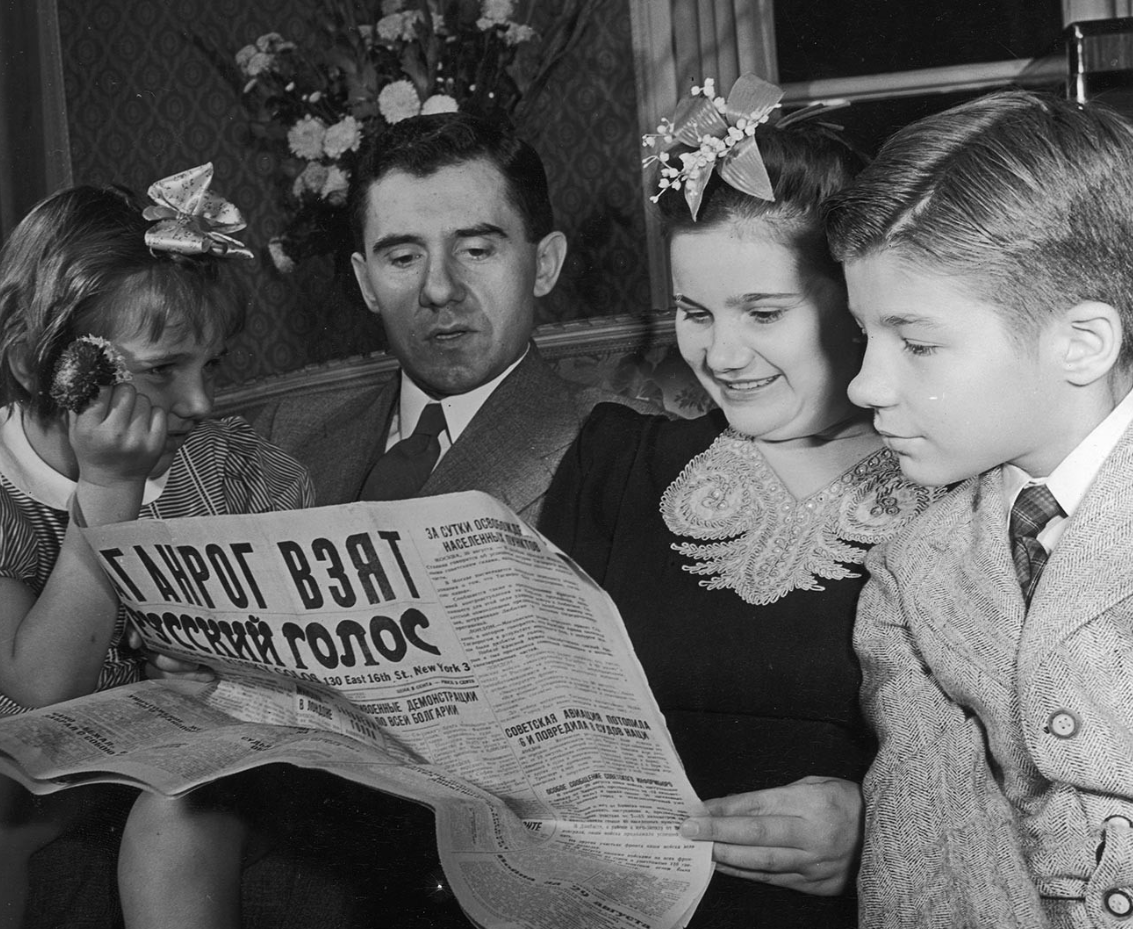 Андрей Громыко, посол СССР в Соединенных Штатах, со своей женой и детьми в их частной квартире при посольстве в Вашингтоне, 1943 год.