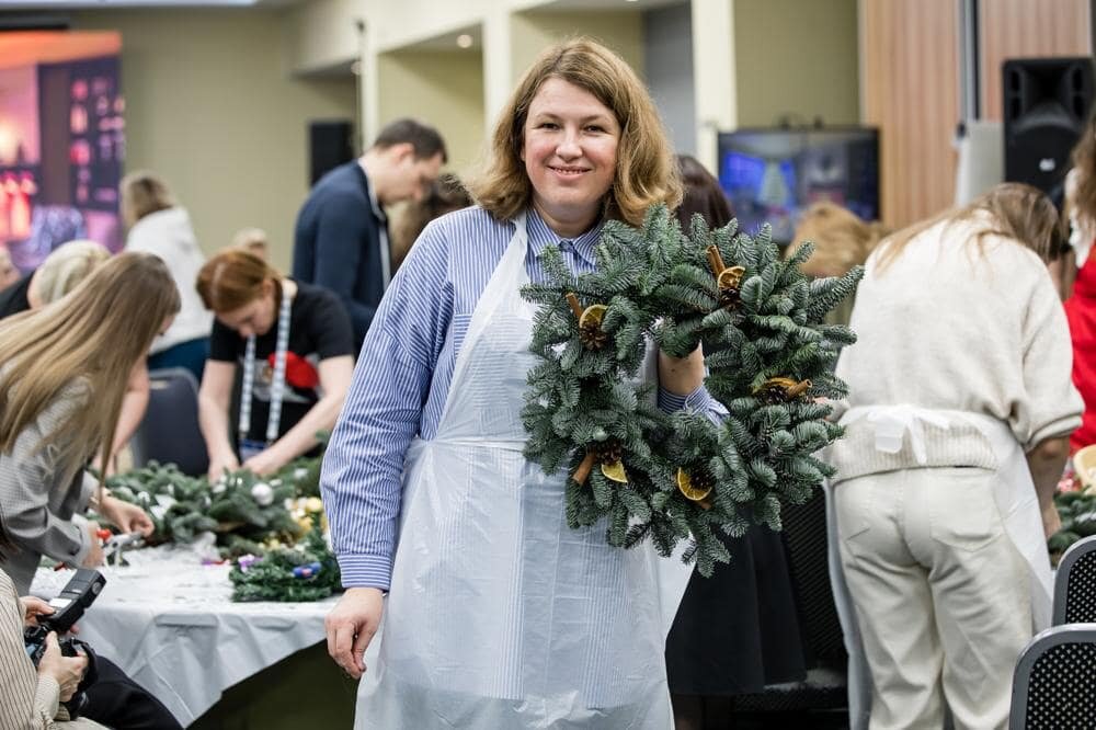 Фото с мастер-класса "Новогодний венок из живой ели" в офисе