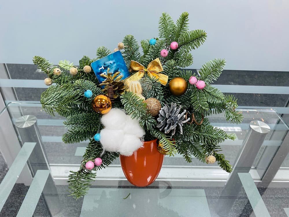 Фото с мастер-класса "Зимняя флористика" в офисе