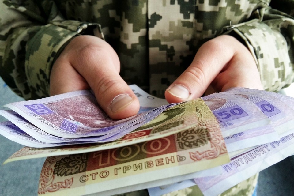 Командиры ВСУ требуют от солдат по 25 тысяч гривен. Фото: Shutterstock
