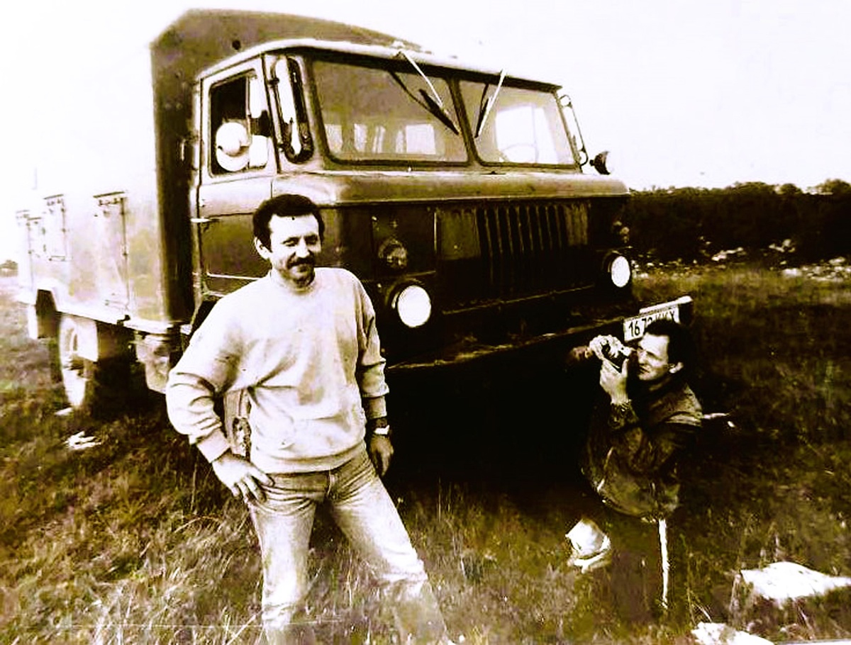 Фото из архива Ивановых и Рыжковых – Александры Голубенко и Иванов на скале Нагой-Кош,1990