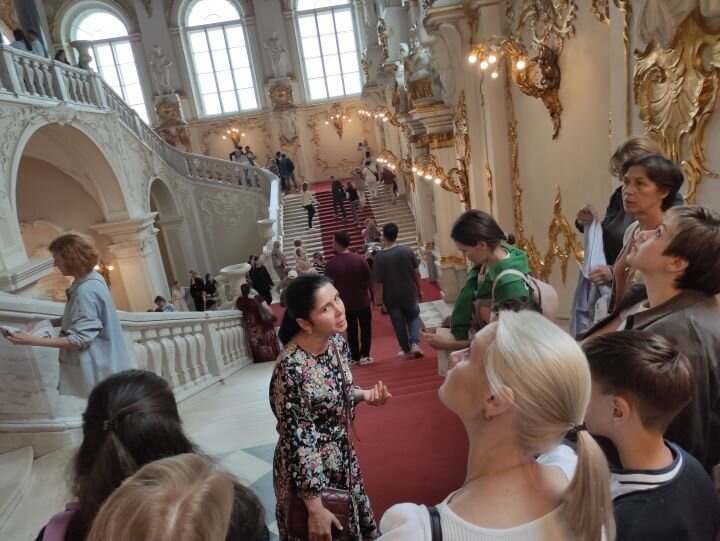 Экскурсия по Эрмитажу. Фото Кирилла Сомова.