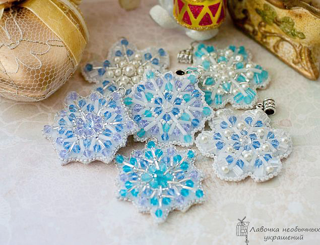    Снежинка бисером   
Источник: Лавочка необычных украшений