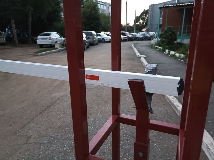     Вопросы парковки во дворе многоквартирного дома часто становятся причиной конфликтов между жильцами. Фото: МК в Мурманске