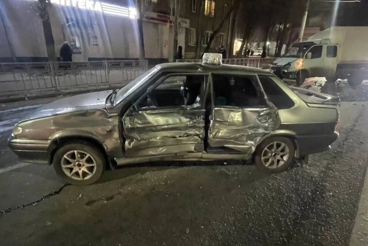    В Воронеже вечером на оживлённой улице случилось массовое ДТП: есть раненые