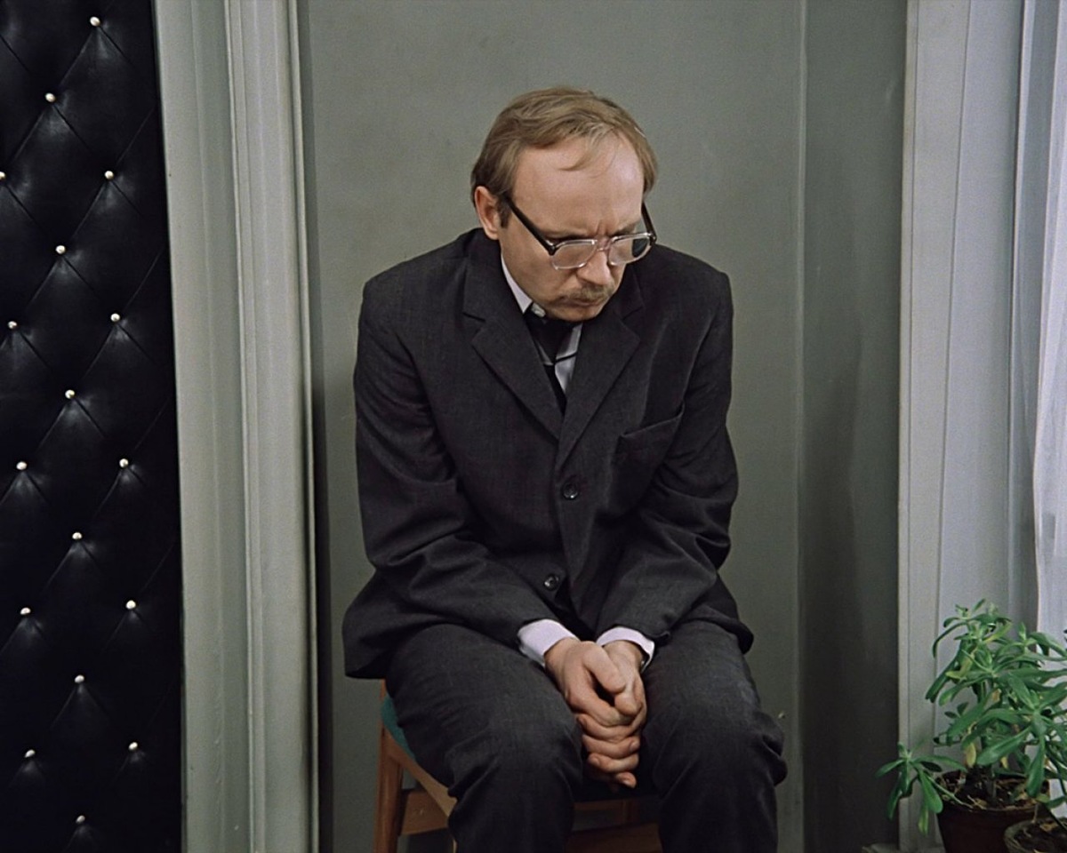 Скромный статистик, который боится даже заикнуться о повышении.