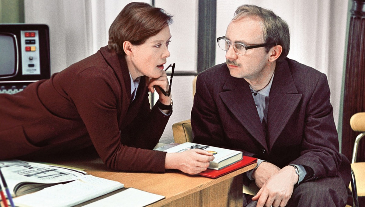 Изначально фальшивый роман с Калугиной превращается в настоящее чувство