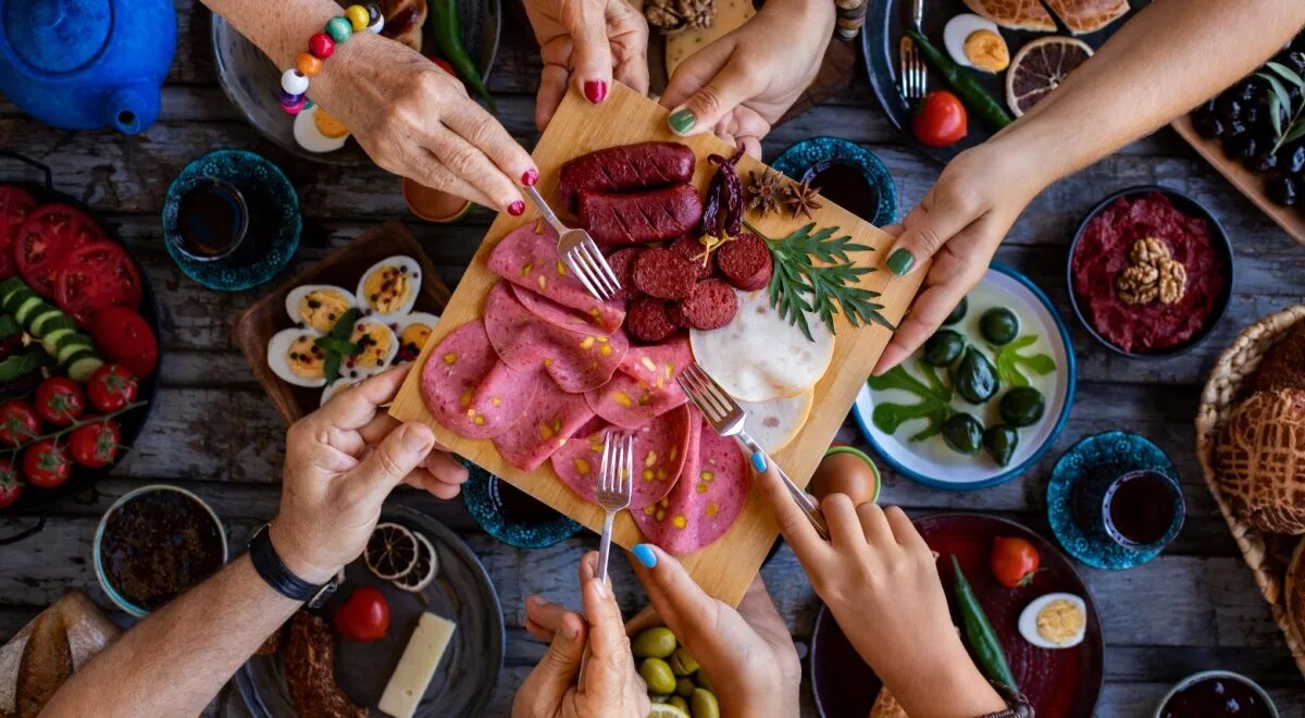   Колбаса в нарезке хранится хуже всего (Shutterstock/FOTODOM)