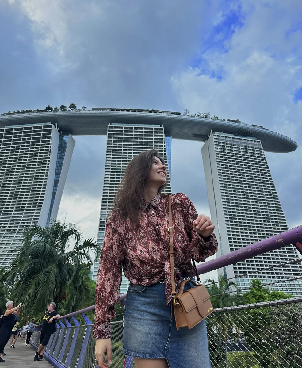 Узнали отель на фоне?