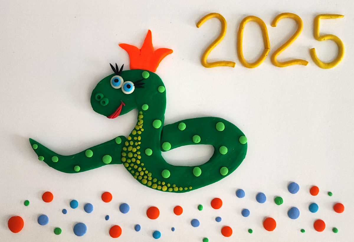 Готовый вариант аппликации из пластилина на картоне " Змея -  символ 2025 года".