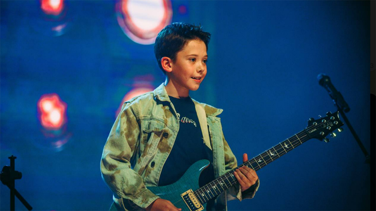 Платон Шепелев виртуозно играет на гитаре. Фото: кадр фильма