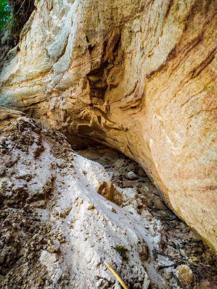 Вода продолжает подтачивать стены ущелья