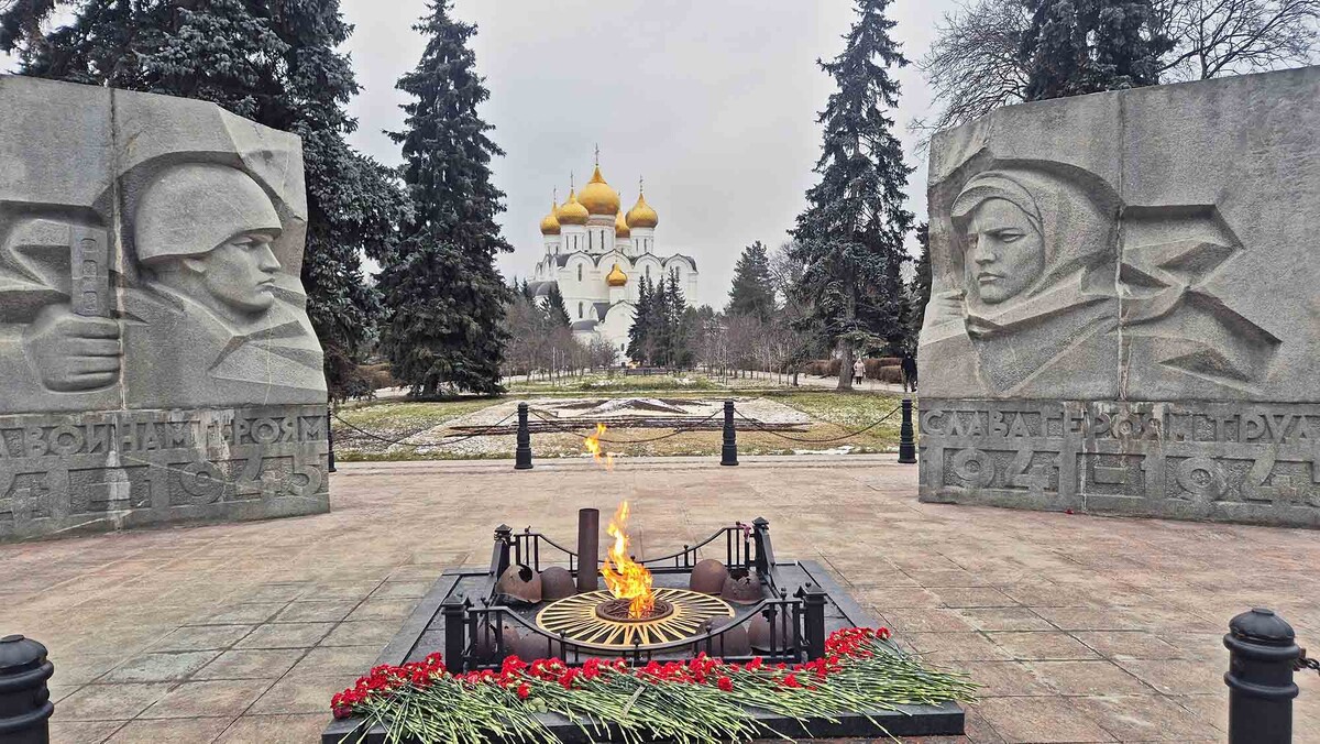 В этой публикации расскажу, за что критикуют Успенский Собор, как его создатель стал крупнейшим меценатом России и покажу иконы с кристаллами Swarovski