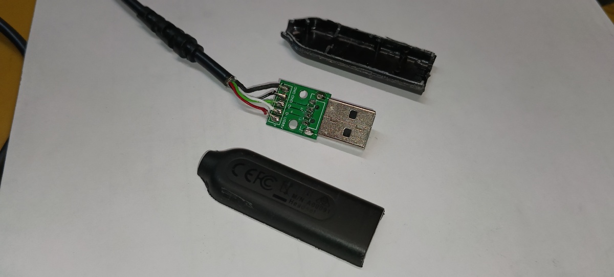 рис.1 "logitech" Как раз здесь и понадобился молоток и нож. 