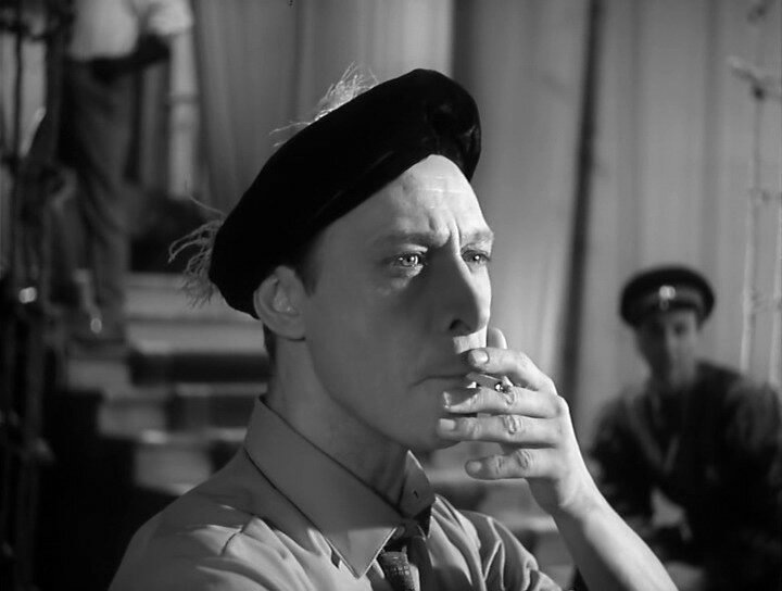 Днем он ведет расследование, а вечером выходит на сцену в образе Гамлета.