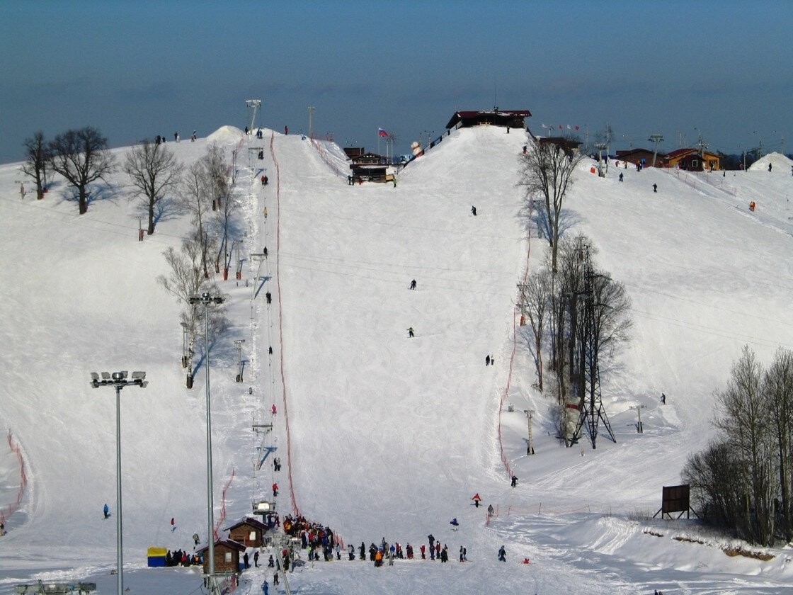 Самый длинный сезон в Подмосковье в «Горнолыжном клубе Леонида Тягачёва». На его склонах регулярно проводятся вполне серьёзные соревнования. Источник: центр активного отдыха «Горнолыжный клуб Леонида Тягачёва»