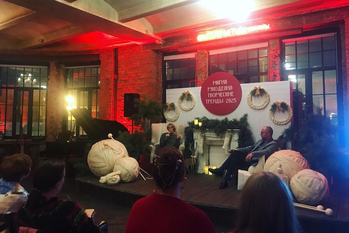 Маша Ильина
Юлия Драмашко рассказывает о своём опыте рукоделия на встрече.