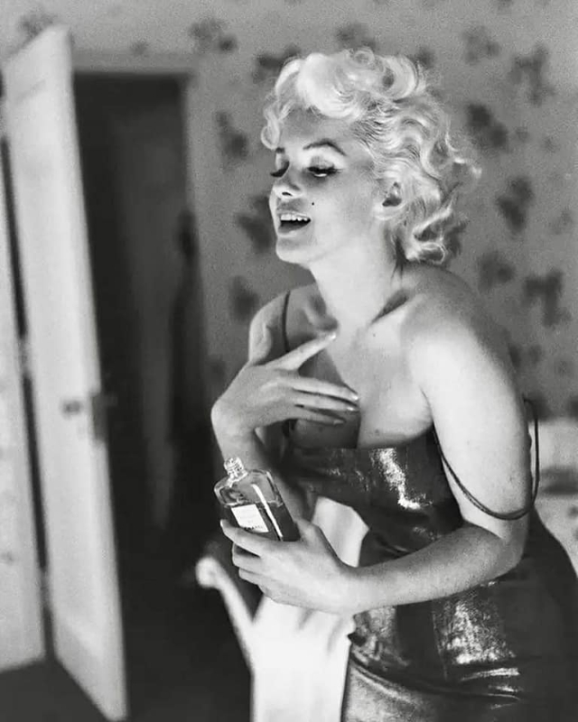  Мэрилин Монро соблазнительно наносит Chanel No. 5, Нью-Йорк, 1955 г.