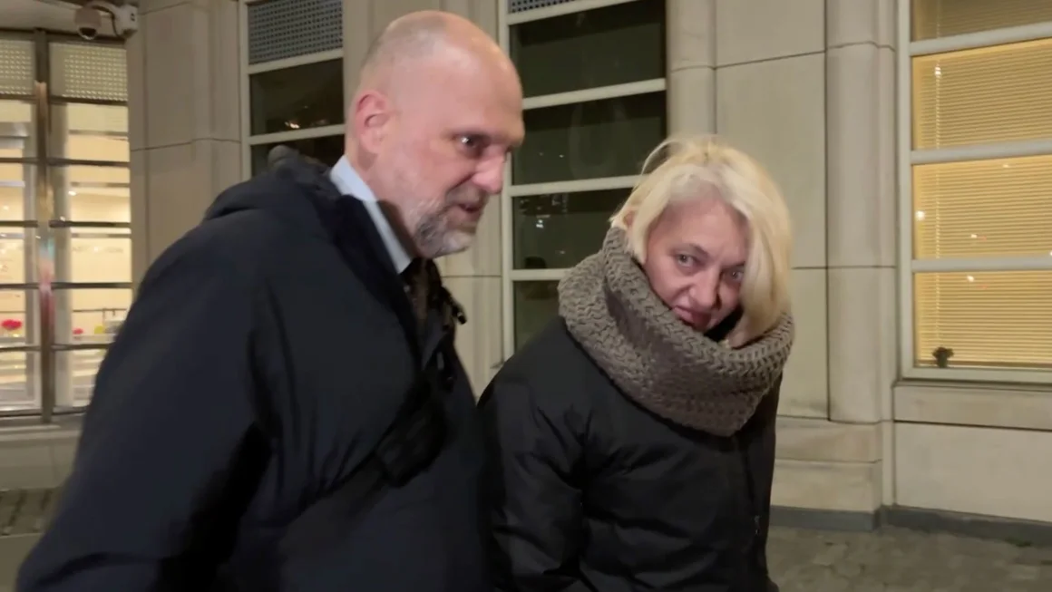 Светлана Дали покидает федеральное слушание в Нью-Йорке в пятницу после освобождения из-под стражи. Фото: CNN