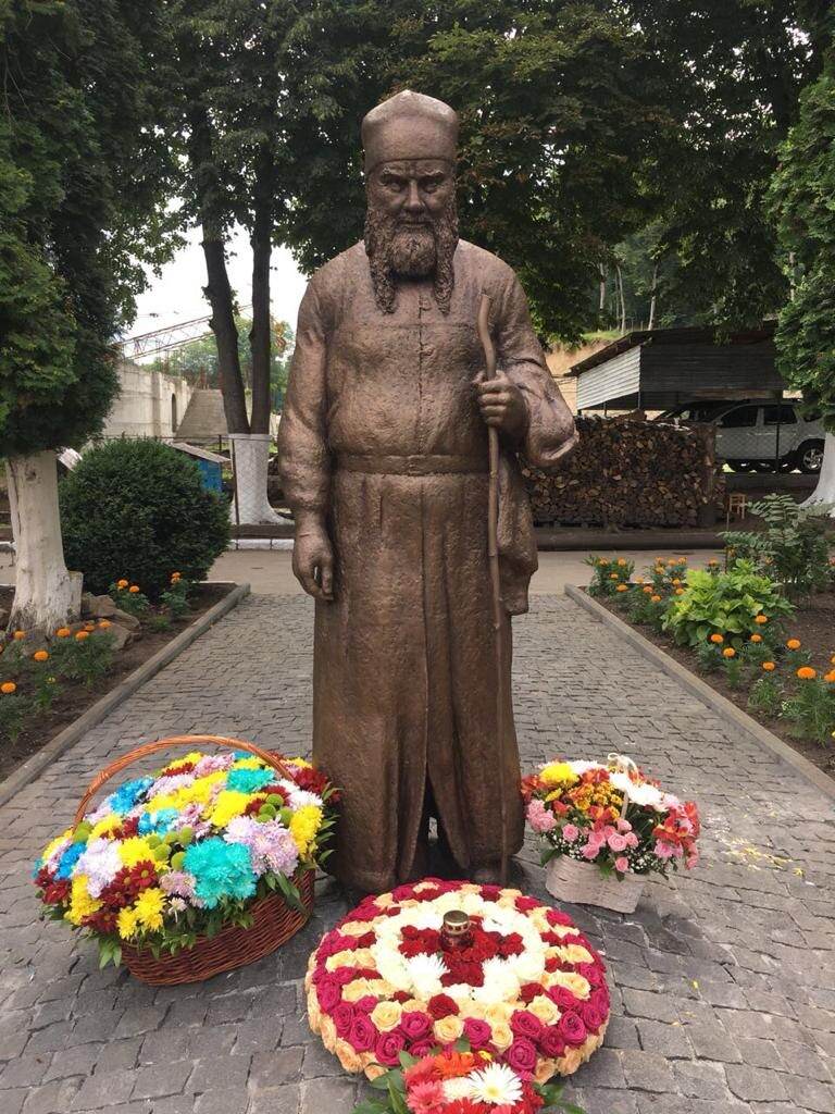 Памятник старцу открыли Ипполит (Халин) - 1928 - 2002) В миру Сергей Иванович Халин. c 1991 года духовник братии и настоятель Рыльского Николаевского монастыря.