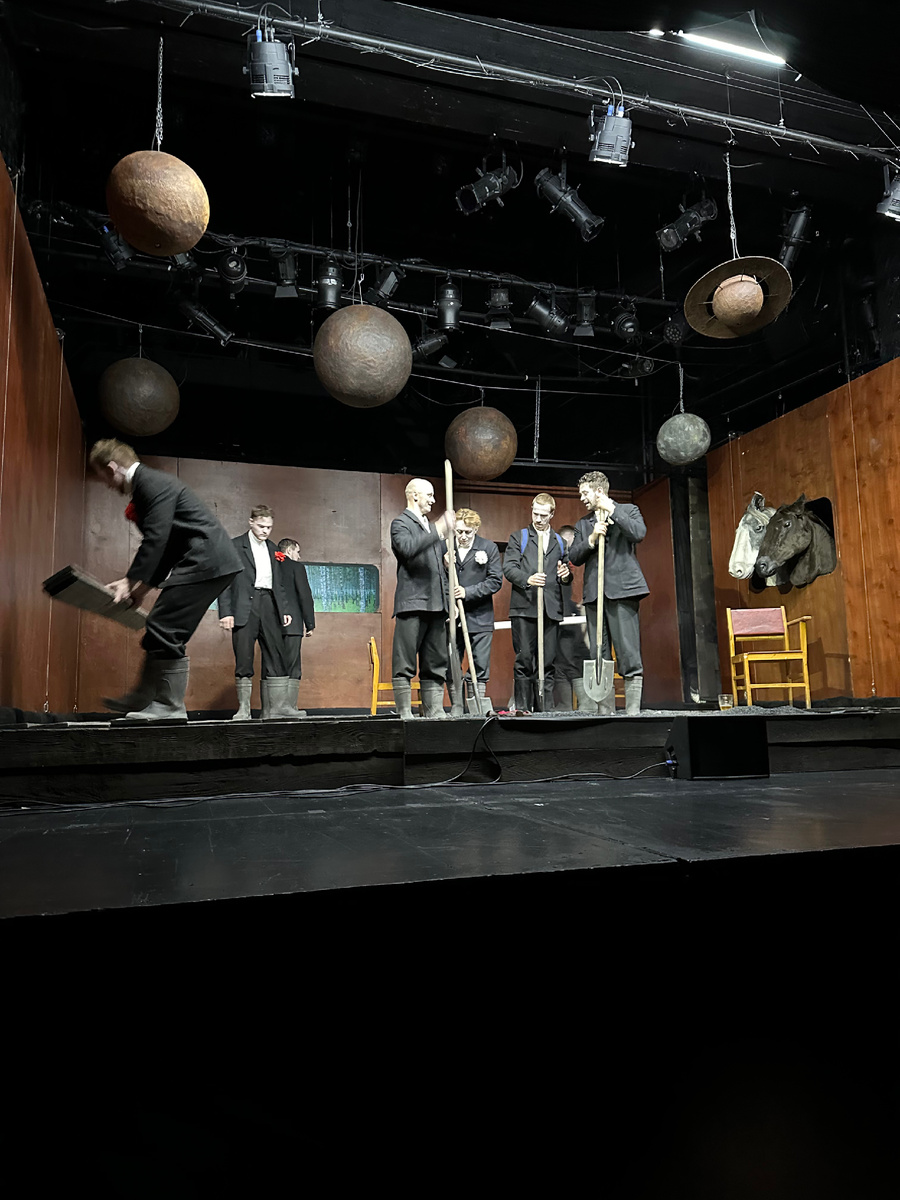 Сцена из спектакля. Спектакль «Котлован». Театр Старый дом. Фото автора.