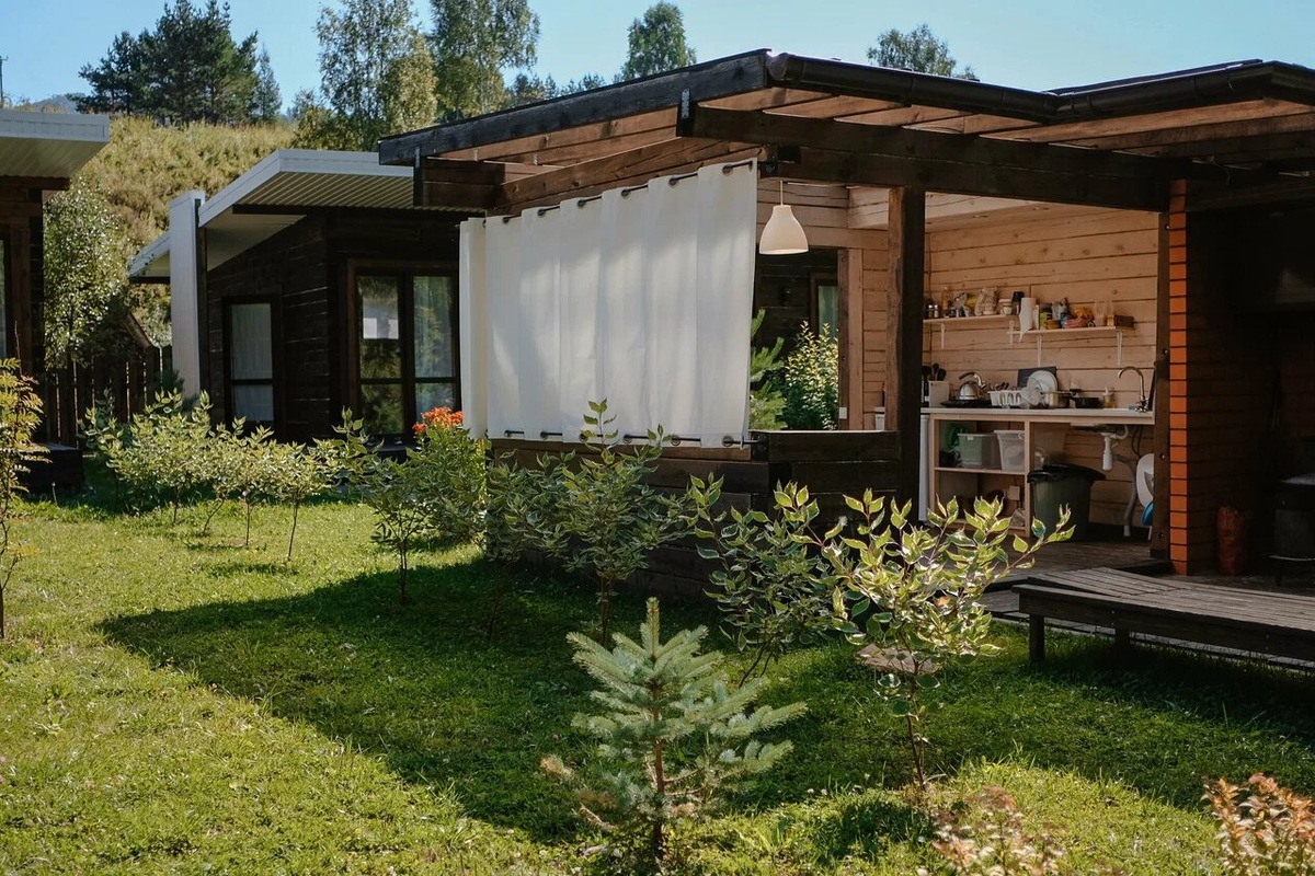 У каждого домика своя беседка. В ней есть летняя кухня и всё необходимое — холодильник, микроволновка, посуда и даже капсульная кофемашина. Еду можно готовить самостоятельно или заказать за дополнительную плату. Фото: Дом отдыха «Умайя» / Яндекс Путешествия