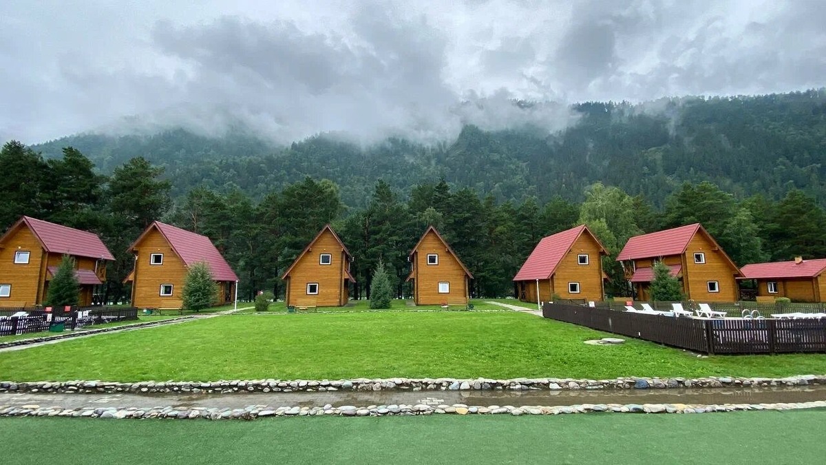 У домов необычный вид. Как будто одно строение разделили на два полноценных дома. Фото: Дом отдыха «Усадьба Славная» / Яндекс Путешествия