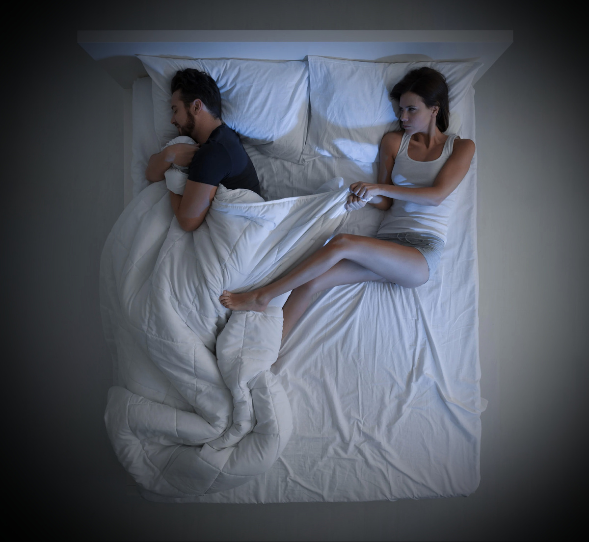 Эгоизм как черта характера наглядно представлена в человеке, постоянно тянущем одеяло на себя.