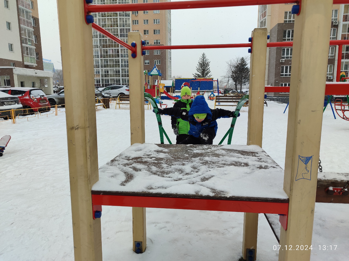 Паша и Вадим проходят препятствия на время