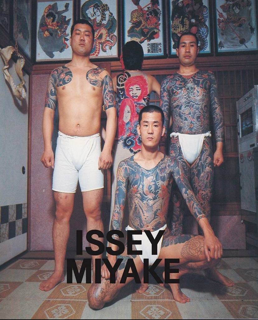 Скан с невероятно редкой ретроспективы Taschen 1995, посвящённой его творчеству. На ней модель в платье из коллекции «tattoo» среди реальных членов Якудза.