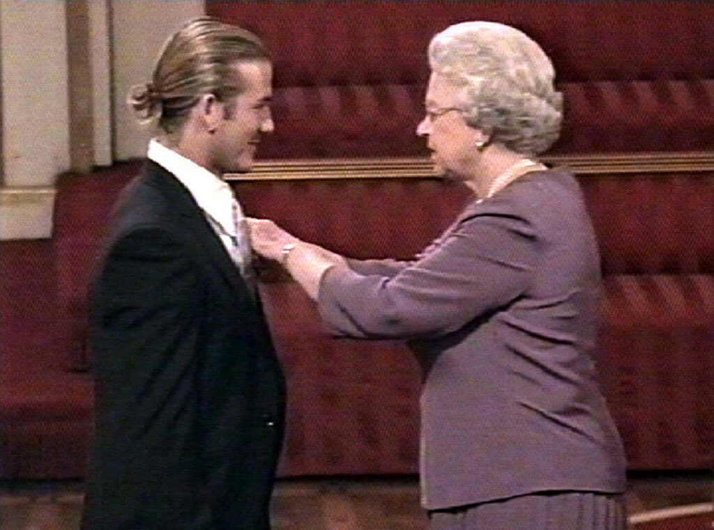 КОРОЛЕВА ЕЛИЗАВЕТА НАГРАЖДАЕТ ДЭВИДА БЕКХЭМА ОРДЕНОМ БРИТАНСКОЙ ИМПЕРИИ ЗА ЕГО СПОРТИВНЫЕ ЗАСЛУГИ ©ALPHA/LAPRESSE0